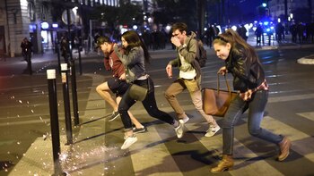 Jóvenes manfiestantes escapan de los