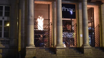 Militantes prenden fuego a un