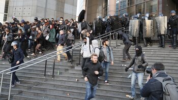 La policía antidisturbios avanza sobre
