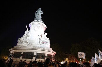 Manifestantes anti fascistas durante una