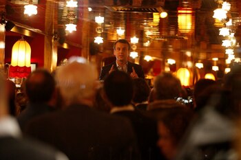 Emmanuel Macron junto con algunos