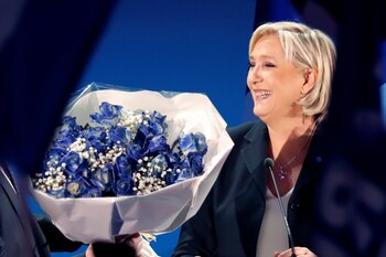 Marine Le Pen con flores