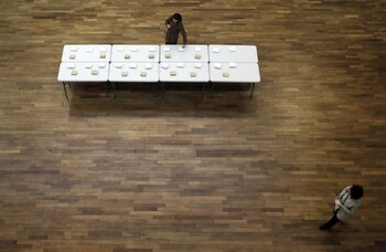 Una mujer en un centro