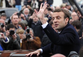 Macron tras votar esta mañana (AP