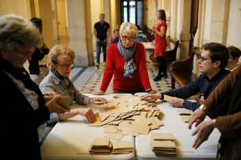 Voluntarias cuentan los votos en Lyon