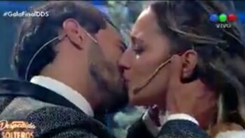 El apasionado beso de Paula