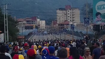 Los colectivos chavistas reprimieron la