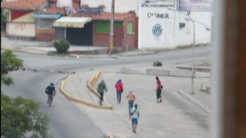 Encapuchados, los militantes chavistas agredieron