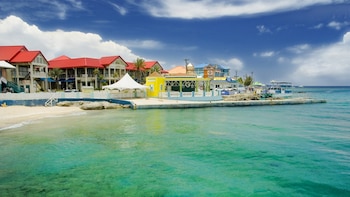 Las Islas Caimán son caribeñas pero por su historia cuentan con un innegable encanto británico (istock)