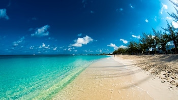 Pasear por las costas, una actividad relajante en las islas (istock)