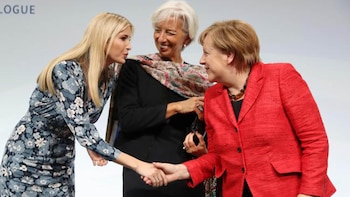 Ivanka Trump dándose la mano