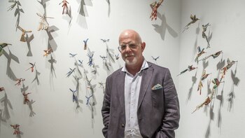 El artista Mariano Cornejo frente