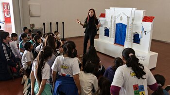 Nora Iniesta, contándole a los