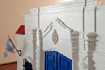 Realizada con ladrillos de plástico,