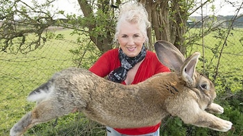 Annette Edwards posa con uno