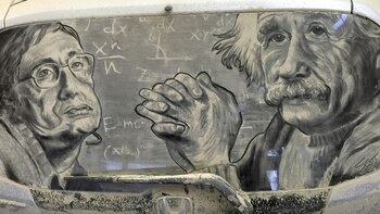 Steve Hawking y Albert Einstein ilustran el parabrisas trasero de un Honda: la creación de Scott Wade