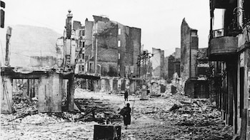 Guernica en ruinas después del