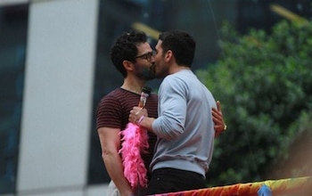 Beso entre Miguel Ángel Silvestre