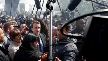 Macron hablando con los medios