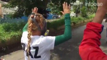 Lilian Tintori avanza con las manos en alto