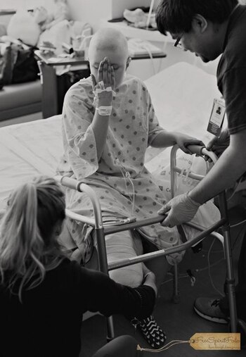 Aunque debe seguir con quimioterapia,