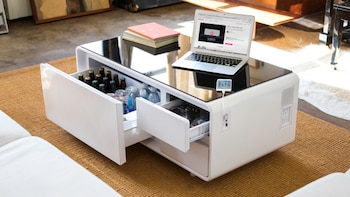 Posee heladera, parlantes, entradas USB