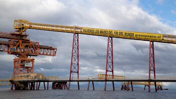 Activistas de Greenpeace despliegan un
