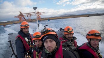 Activistas de Greenpeace despliegan un