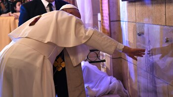 El papa Francisco observa las