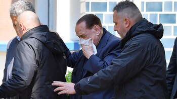 Berlusconi, de 80 años, debía