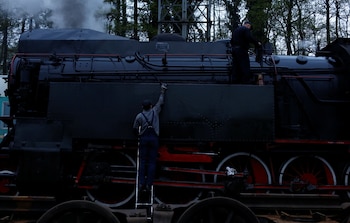 Trabajadores preparan para el desfile