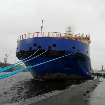 La imponente proa del Murmansk,