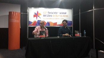 Eduardo Sacheri junto a Patricio