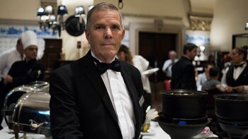 El camarero Carlos Mamoicoff lleva