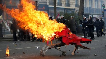 Un dragón de cartón montado