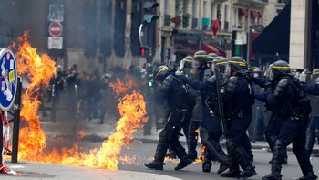 La policía antidisturbios avanza entre