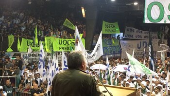 Juan Carlos Schmid fue el encargado de hablarle a la gente en el estadio de Obras Sanitarias (@FranCafier)