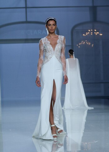 En la pasarela en Barcelona, diseño de Rosa Clará; las tendencias de encaje, bordado y tajos predominantes (Getty)