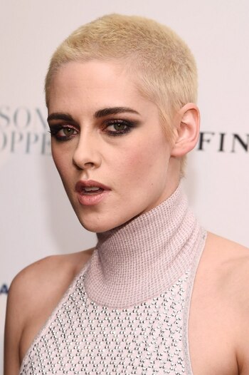 Kristen Stewart con su ojos ahumados en tonos rosa y metal (Dimitrios Kambouris/Getty Images)