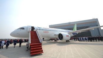 Fabricado por la estatal Comac, puede llevar a 168 pasajeros a una distancia máxima de unos 5500 kilómetros (Getty)