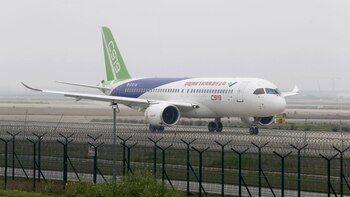 La aeronave fue diseñada y construida en China, aunque lleva componentes producidos en Occidente, tales como sus turbinas (AFP)
