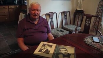 Jack muestra las fotografías que