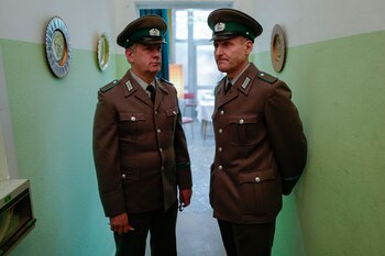 Policías de frontera conversan y