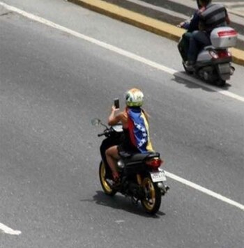 Ciarcelutti viajando en su moto