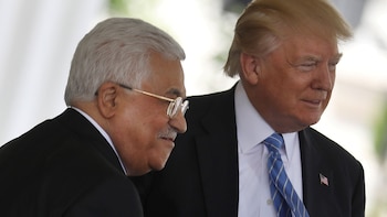 Mahmud Abbas junto a Donald