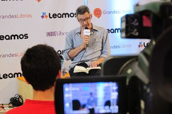 El actor Nacho Gadano, leyendo