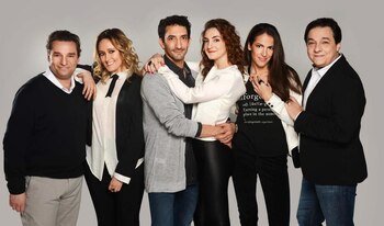 Marina junto al elenco de “Loco por vos”: Damián Dreizik, Juan Minujín, Julieta Zylberberg, Agustina Lecouna y Fernán Mirás
