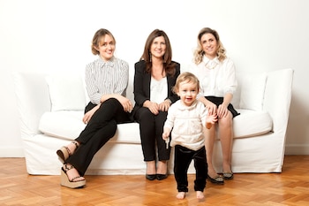 En familia: Marina con su mamá Clara Ibarguren y su hermana Abril