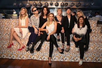 En uno de los desfiles de su madre, Clara, junto a Brenda Gandini, Leonora Balcarce, Florencia Raggi, Julieta Cardinali, Inés Estevez y Griselda Siciliani