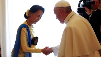 La líder birmana Aung San Suu Kyi junto al Papa Francisco en el Vaticano el 4 de mayo de 2017 (Reuters)